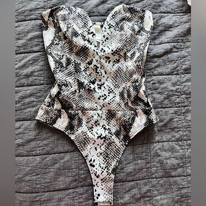 Strapless deep neck bodysuit